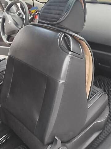 Белый Пежо 207, объемом двигателя 1.36 л и пробегом 179 тыс. км за 4700 $, фото 19 на Automoto.ua