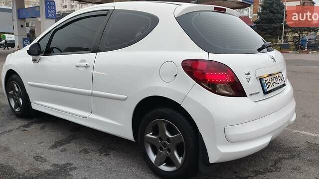 Белый Пежо 207, объемом двигателя 1.36 л и пробегом 179 тыс. км за 4700 $, фото 11 на Automoto.ua