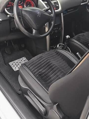 Белый Пежо 207, объемом двигателя 1.36 л и пробегом 179 тыс. км за 4700 $, фото 28 на Automoto.ua