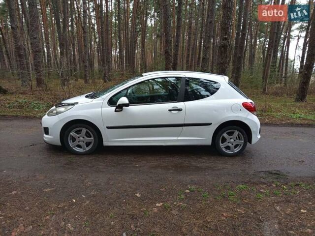 Белый Пежо 207, объемом двигателя 1.36 л и пробегом 269 тыс. км за 3000 $, фото 2 на Automoto.ua