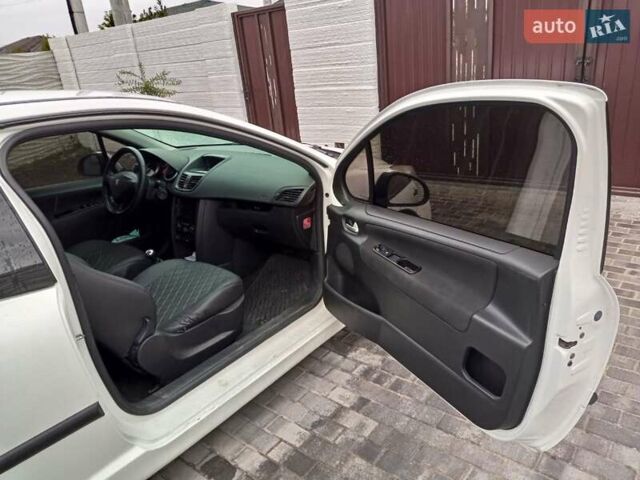 Белый Пежо 207, объемом двигателя 1.36 л и пробегом 175 тыс. км за 3300 $, фото 6 на Automoto.ua