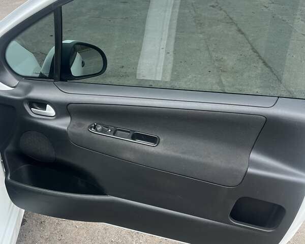 Пежо 207 2010 в Лубнах на Automoto.ua Белый Пежо 207, объемом двигателя 1.36 л и пробегом 190 тыс. км за 4199 $, фото 17 на Automoto.ua