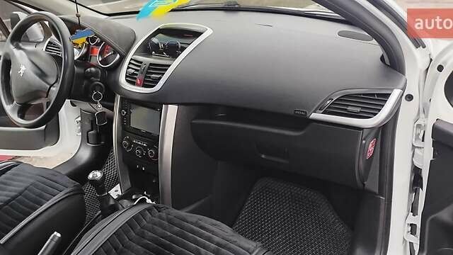 Белый Пежо 207, объемом двигателя 1.36 л и пробегом 179 тыс. км за 4700 $, фото 23 на Automoto.ua