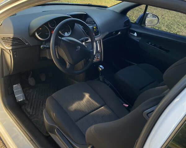 Белый Пежо 207, объемом двигателя 1.4 л и пробегом 150 тыс. км за 4200 $, фото 6 на Automoto.ua