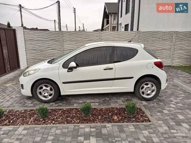 Белый Пежо 207, объемом двигателя 1.36 л и пробегом 175 тыс. км за 3300 $, фото 1 на Automoto.ua