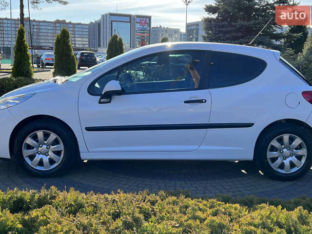 Белый Пежо 207, объемом двигателя 1.36 л и пробегом 238 тыс. км за 3900 $, фото 3 на Automoto.ua