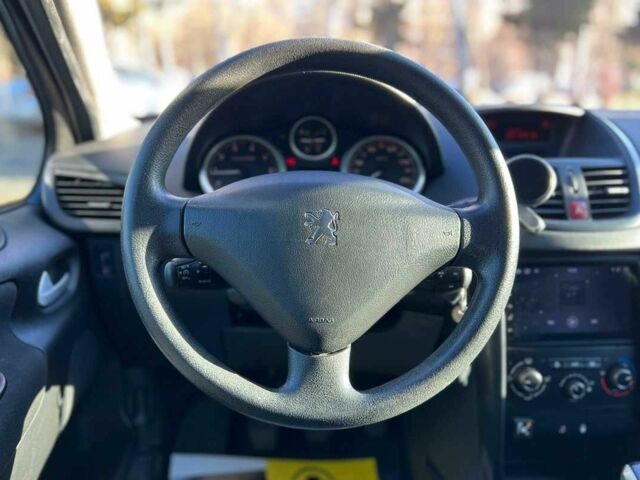 Белый Пежо 207, объемом двигателя 1.4 л и пробегом 209 тыс. км за 3900 $, фото 9 на Automoto.ua