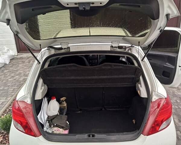 Белый Пежо 207, объемом двигателя 1.36 л и пробегом 175 тыс. км за 3300 $, фото 5 на Automoto.ua