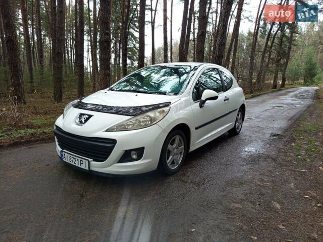 Белый Пежо 207, объемом двигателя 1.36 л и пробегом 269 тыс. км за 3000 $, фото 1 на Automoto.ua