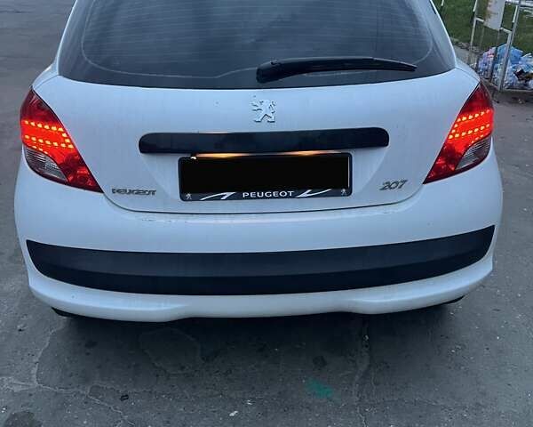 Пежо 207 2010 в Лубнах на Automoto.ua Белый Пежо 207, объемом двигателя 1.36 л и пробегом 190 тыс. км за 4199 $, фото 10 на Automoto.ua