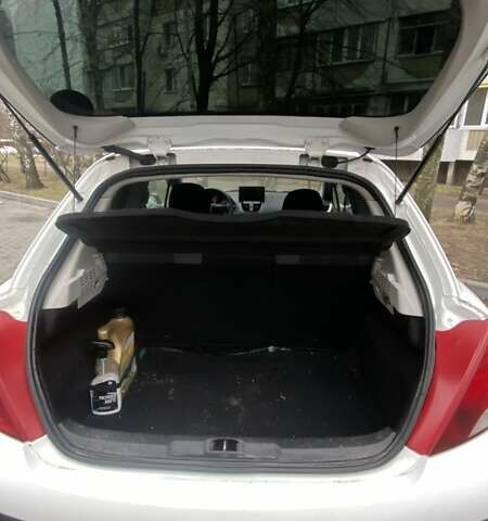 Белый Пежо 207, объемом двигателя 1.36 л и пробегом 137 тыс. км за 5300 $, фото 8 на Automoto.ua