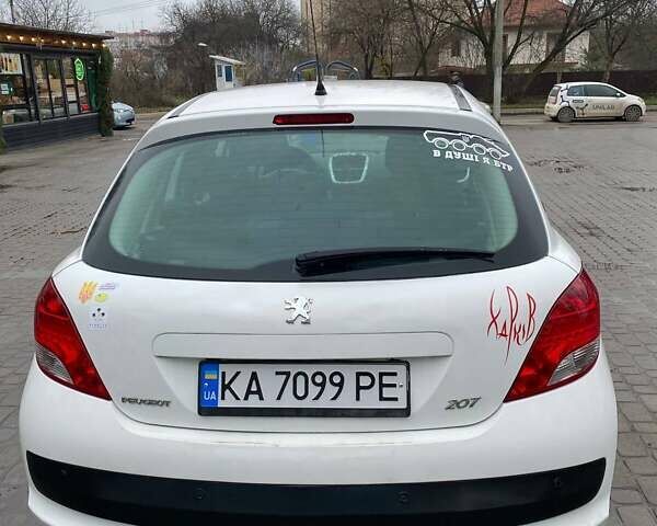 Белый Пежо 207, объемом двигателя 1.4 л и пробегом 262 тыс. км за 5000 $, фото 4 на Automoto.ua