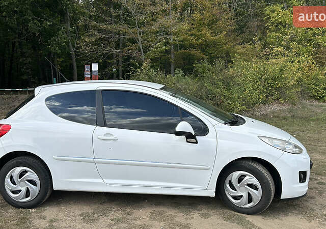 Белый Пежо 207, объемом двигателя 1.36 л и пробегом 220 тыс. км за 5100 $, фото 3 на Automoto.ua