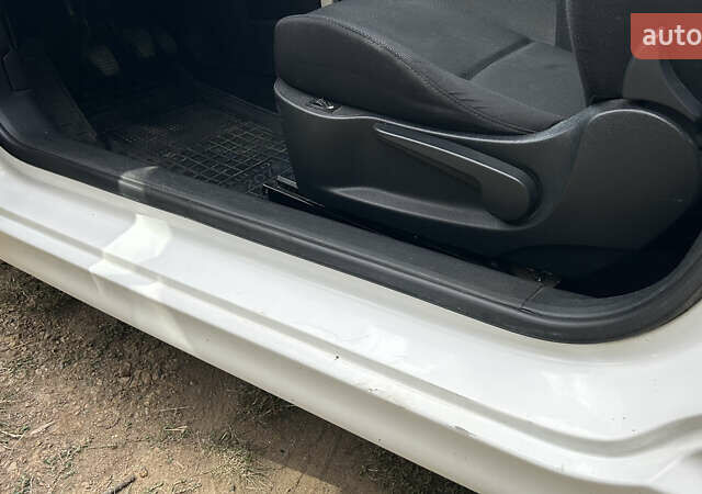 Белый Пежо 207, объемом двигателя 1.36 л и пробегом 220 тыс. км за 4900 $, фото 16 на Automoto.ua