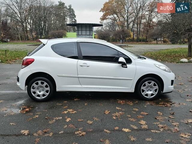 Белый Пежо 207, объемом двигателя 1.36 л и пробегом 200 тыс. км за 3500 $, фото 2 на Automoto.ua