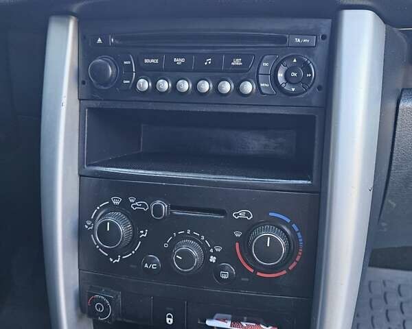 Пежо 207 2011 в Киеве на Automoto.ua Белый Пежо 207, объемом двигателя 1.36 л и пробегом 200 тыс. км за 3600 $, фото 17 на Automoto.ua