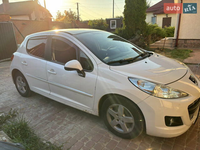 Белый Пежо 207, объемом двигателя 1.4 л и пробегом 206 тыс. км за 3950 $, фото 5 на Automoto.ua