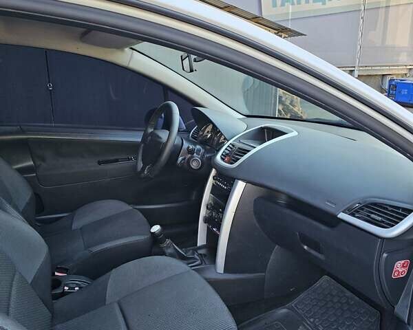 Пежо 207 2011 в Киеве на Automoto.ua Белый Пежо 207, объемом двигателя 1.36 л и пробегом 200 тыс. км за 3600 $, фото 13 на Automoto.ua