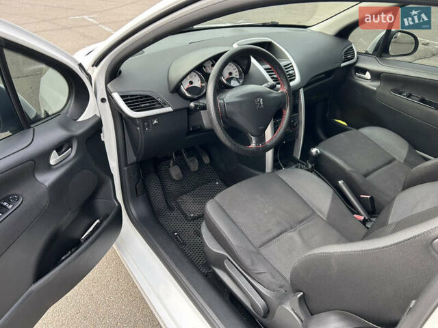 Белый Пежо 207, объемом двигателя 1.36 л и пробегом 192 тыс. км за 5200 $, фото 7 на Automoto.ua