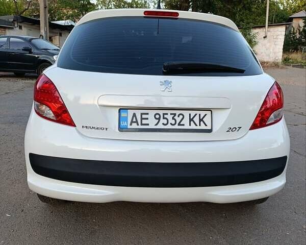 Белый Пежо 207, объемом двигателя 1.4 л и пробегом 211 тыс. км за 5700 $, фото 5 на Automoto.ua