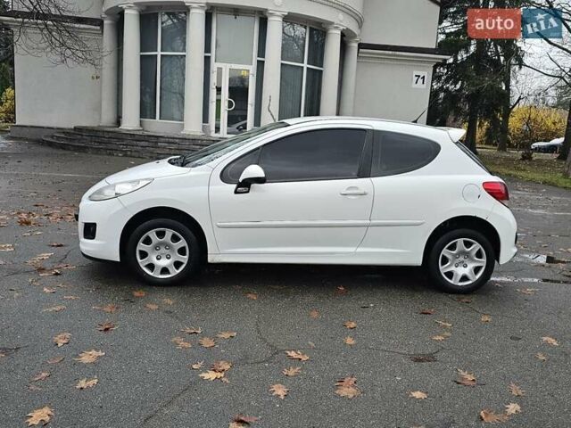 Белый Пежо 207, объемом двигателя 1.36 л и пробегом 200 тыс. км за 3500 $, фото 6 на Automoto.ua