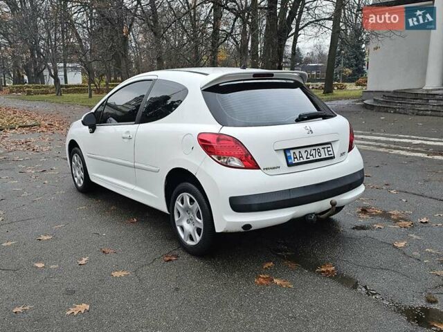 Белый Пежо 207, объемом двигателя 1.36 л и пробегом 200 тыс. км за 3500 $, фото 5 на Automoto.ua