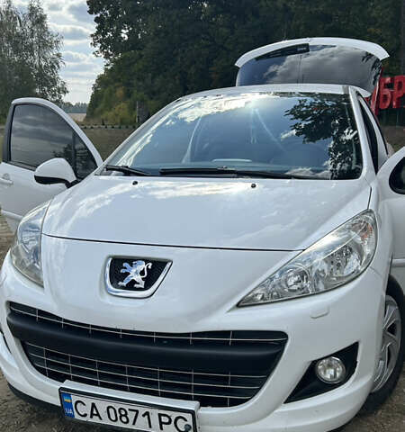 Белый Пежо 207, объемом двигателя 1.36 л и пробегом 220 тыс. км за 5100 $, фото 1 на Automoto.ua