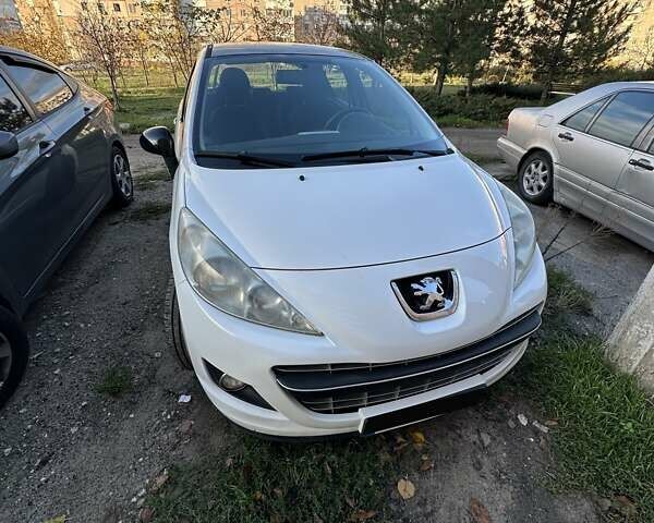 Білий Пежо 207, об'ємом двигуна 1.56 л та пробігом 245 тис. км за 6700 $, фото 3 на Automoto.ua
