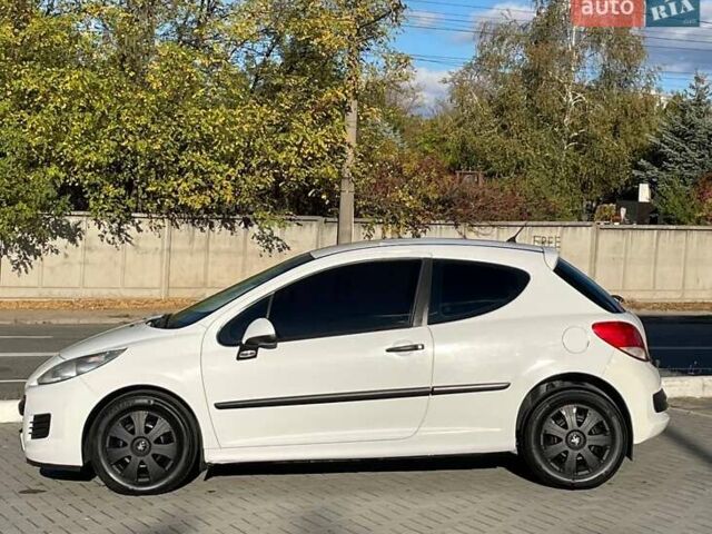 Белый Пежо 207, объемом двигателя 1.36 л и пробегом 278 тыс. км за 3500 $, фото 25 на Automoto.ua