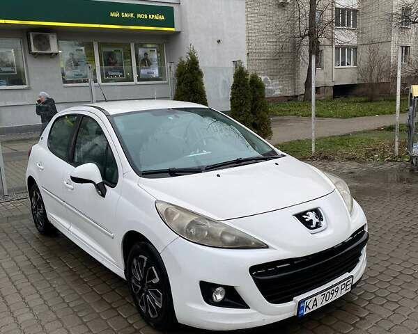 Белый Пежо 207, объемом двигателя 1.4 л и пробегом 262 тыс. км за 5000 $, фото 1 на Automoto.ua