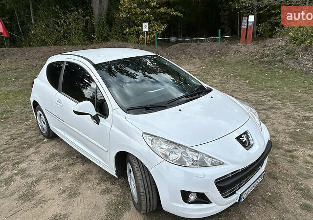 Белый Пежо 207, объемом двигателя 1.36 л и пробегом 220 тыс. км за 5100 $, фото 17 на Automoto.ua