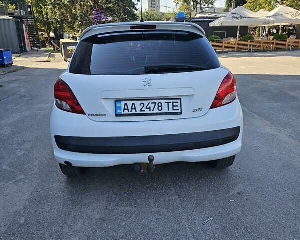 Пежо 207 2011 в Киеве на Automoto.ua Белый Пежо 207, объемом двигателя 1.36 л и пробегом 200 тыс. км за 3600 $, фото 3 на Automoto.ua