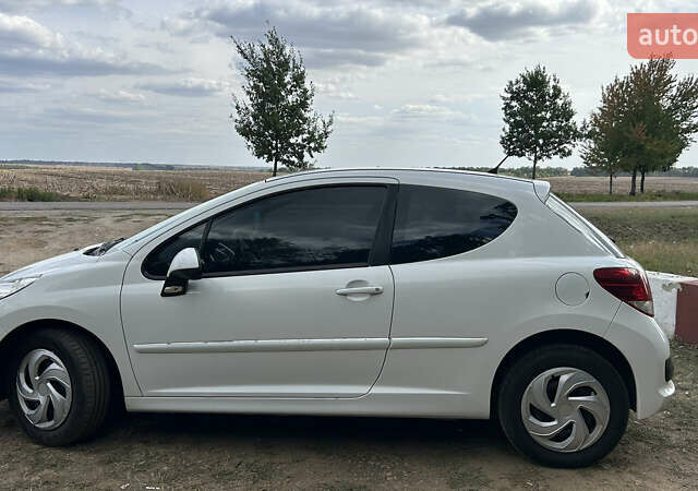 Белый Пежо 207, объемом двигателя 1.36 л и пробегом 220 тыс. км за 5100 $, фото 4 на Automoto.ua