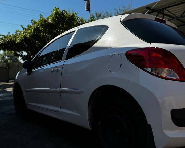 Белый Пежо 207, объемом двигателя 1.36 л и пробегом 177 тыс. км за 3800 $, фото 2 на Automoto.ua