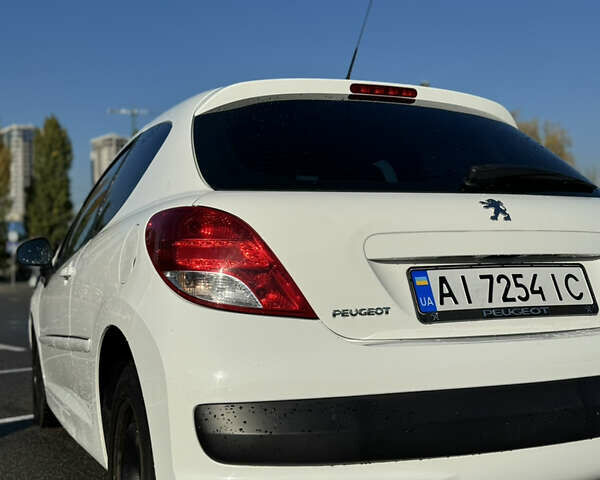 Пежо 207 2011 в Киеве на Automoto.ua Белый Пежо 207, объемом двигателя 1.56 л и пробегом 220 тыс. км за 4300 $, фото 1 на Automoto.ua