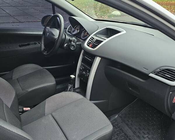 Белый Пежо 207, объемом двигателя 1.36 л и пробегом 200 тыс. км за 3500 $, фото 12 на Automoto.ua