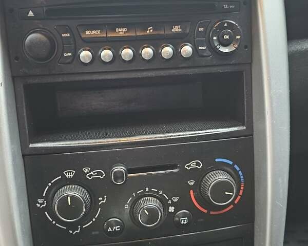 Белый Пежо 207, объемом двигателя 1.36 л и пробегом 200 тыс. км за 3500 $, фото 19 на Automoto.ua