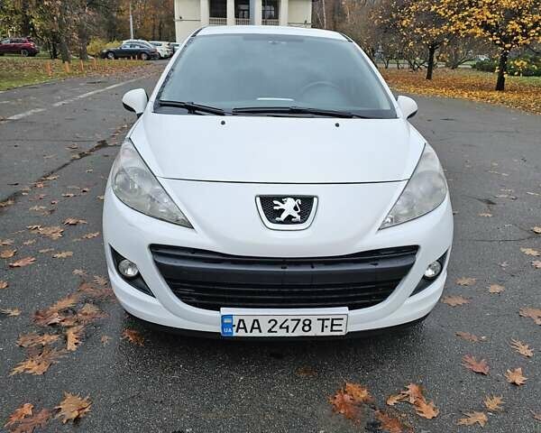 Белый Пежо 207, объемом двигателя 1.36 л и пробегом 200 тыс. км за 3500 $, фото 1 на Automoto.ua