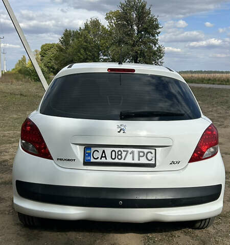 Белый Пежо 207, объемом двигателя 1.36 л и пробегом 220 тыс. км за 5100 $, фото 10 на Automoto.ua