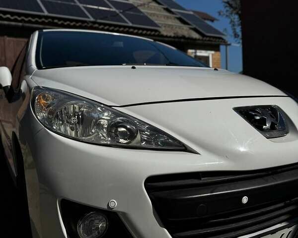 Белый Пежо 207, объемом двигателя 1.36 л и пробегом 177 тыс. км за 3800 $, фото 4 на Automoto.ua