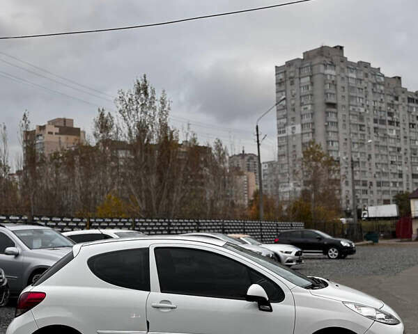 Пежо 207 2011 в Киеве на Automoto.ua Белый Пежо 207, объемом двигателя 1.36 л и пробегом 141 тыс. км за 3950 $, фото 7 на Automoto.ua