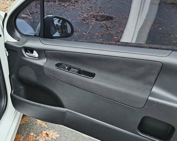 Белый Пежо 207, объемом двигателя 1.36 л и пробегом 200 тыс. км за 3500 $, фото 15 на Automoto.ua