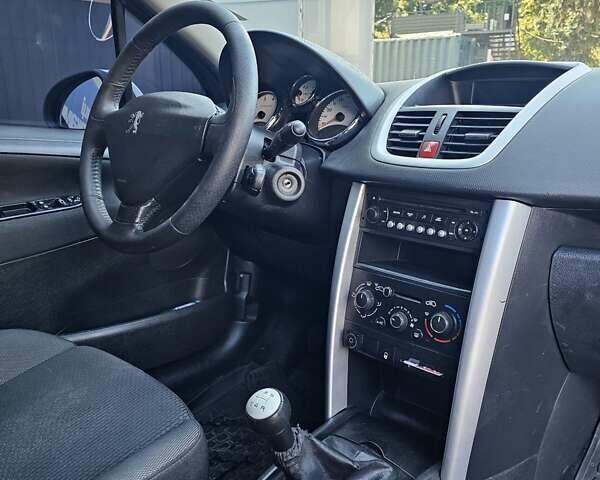 Пежо 207 2011 в Киеве на Automoto.ua Белый Пежо 207, объемом двигателя 1.36 л и пробегом 200 тыс. км за 3600 $, фото 15 на Automoto.ua