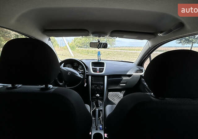 Белый Пежо 207, объемом двигателя 1.36 л и пробегом 220 тыс. км за 5100 $, фото 12 на Automoto.ua