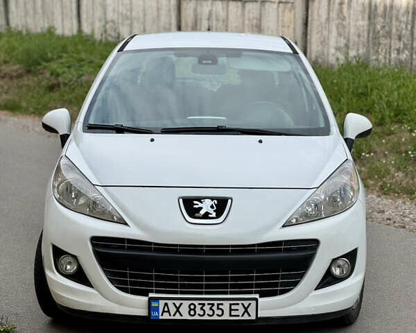 Білий Пежо 207, об'ємом двигуна 1.36 л та пробігом 160 тис. км за 5500 $, фото 3 на Automoto.ua