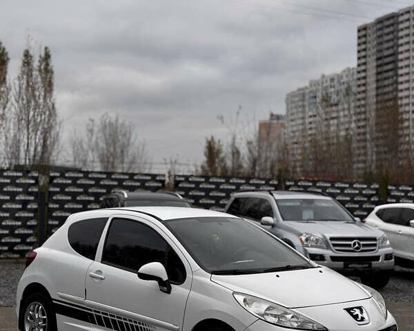 Пежо 207 2011 в Киеве на Automoto.ua Белый Пежо 207, объемом двигателя 1.36 л и пробегом 141 тыс. км за 3950 $, фото 2 на Automoto.ua