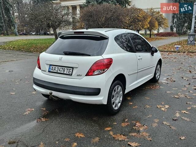 Белый Пежо 207, объемом двигателя 1.36 л и пробегом 200 тыс. км за 3500 $, фото 7 на Automoto.ua