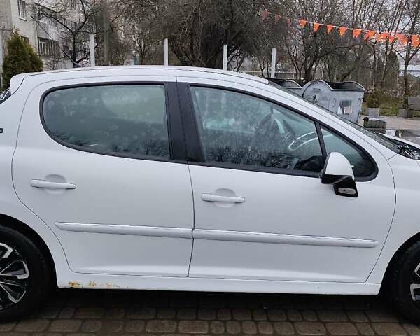 Белый Пежо 207, объемом двигателя 1.4 л и пробегом 262 тыс. км за 5000 $, фото 2 на Automoto.ua