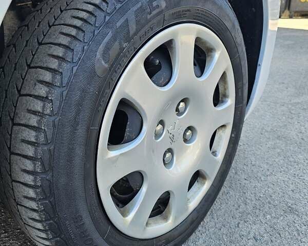 Пежо 207 2011 в Киеве на Automoto.ua Белый Пежо 207, объемом двигателя 1.36 л и пробегом 200 тыс. км за 3600 $, фото 14 на Automoto.ua