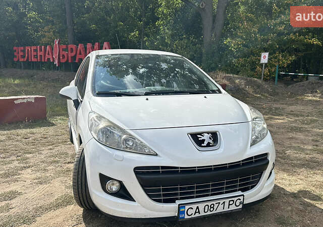 Белый Пежо 207, объемом двигателя 1.36 л и пробегом 220 тыс. км за 5600 $, фото 14 на Automoto.ua